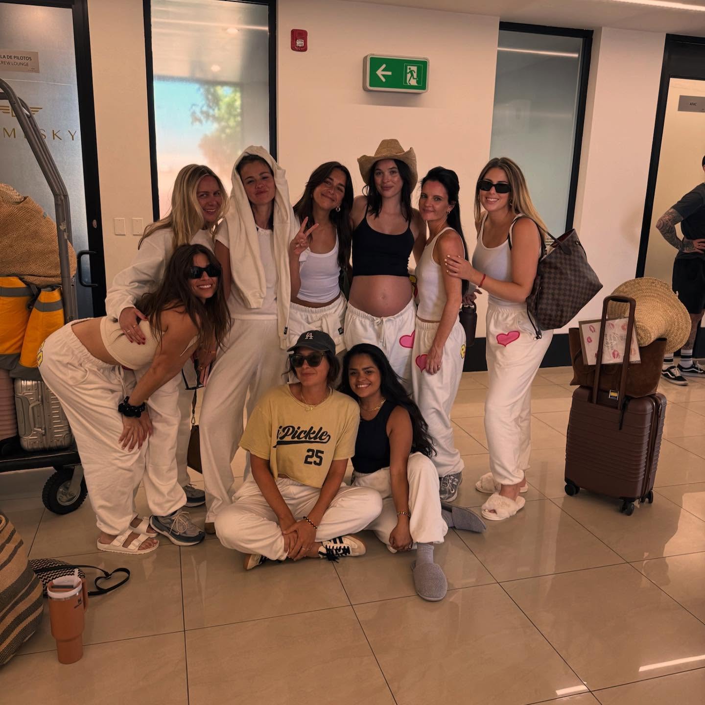 Selena Gomez sắp thành vợ người ta: Xinh đẹp dịu dàng phát sốt, diện bikini sexy muốn 