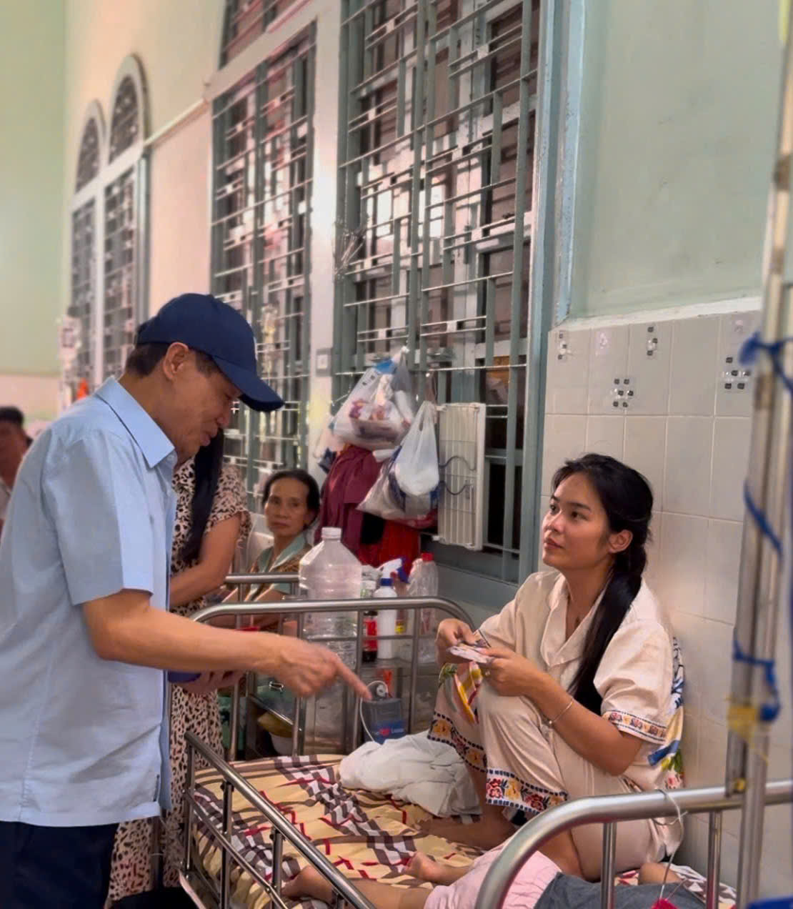 "Ông Tiên giữa đời thường" Johnathan Hạnh Nguyễn và những phong bao lì xì Tết Độc lập- Ảnh 2.