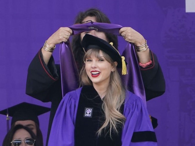 Không chỉ khiến fan phát cuồng vì tình yêu cổ tích, "cô giáo tiếng Anh" Taylor Swift còn gây sốt với học vấn lạ đời- Ảnh 4.