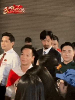 Dàn nghệ sĩ tươi rói tại Tổng duyệt diễu hành 2/9: MONO và Hoà Minzy được người dân vây kín, nữ diễn viên là Thượng uý công an gây sốt!- Ảnh 3.