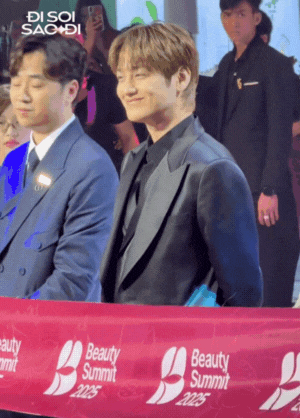 "Chàng gốm" Kim Bum khoe visual “3 không” đẹp đỉnh trên sân khấu Việt Nam, visual sau 16 năm không đổi!- Ảnh 7.