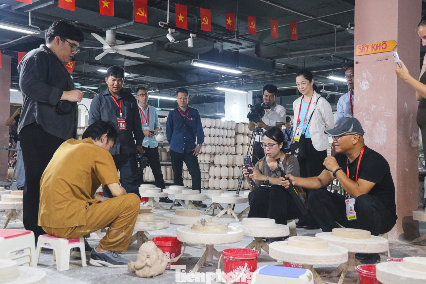 Phóng viên quốc tế ngỡ ngàng về gốm Bát Tràng- Ảnh 4.