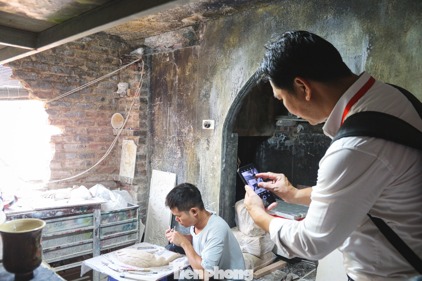 Phóng viên quốc tế ngỡ ngàng về gốm Bát Tràng- Ảnh 2.