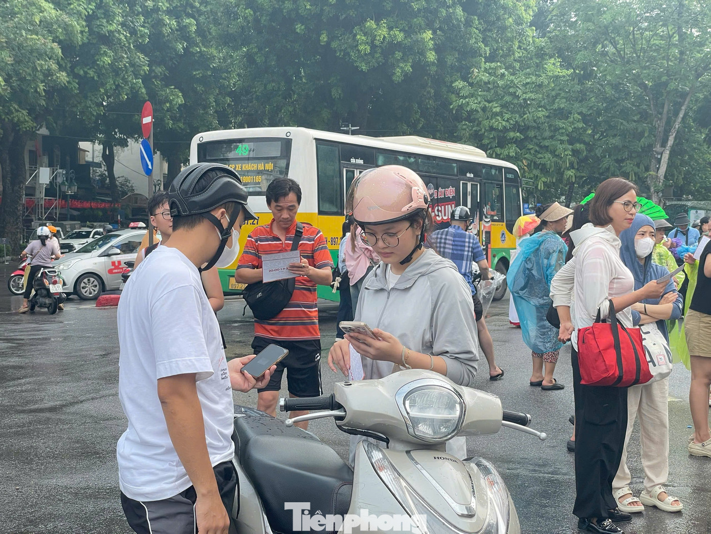 Nhận vé miễn phí tại Nhà hát Lớn xong bán với giá 1-2 triệu đồng- Ảnh 17.