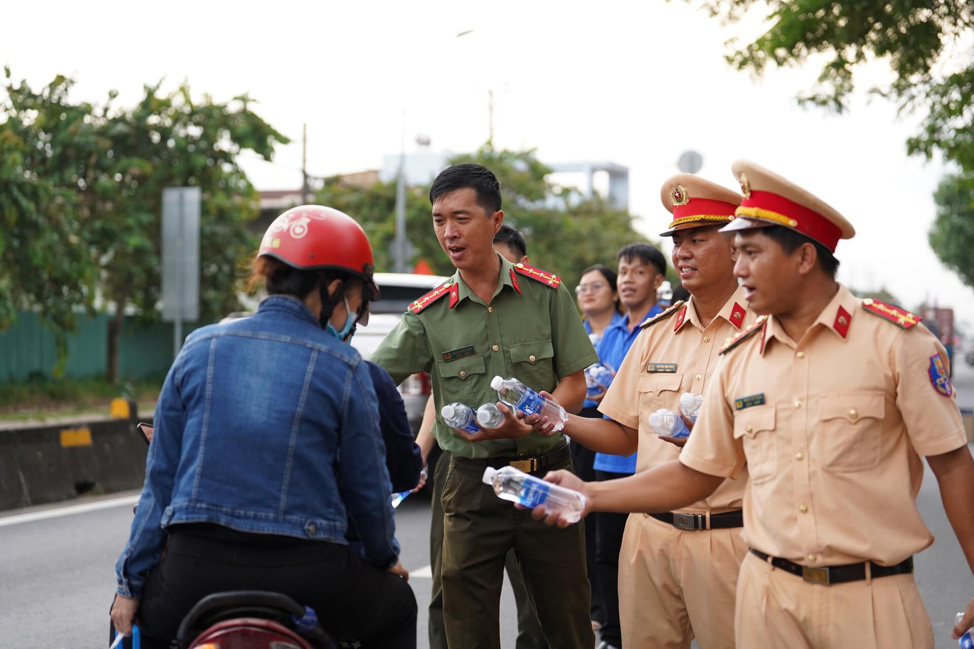 Người dân TP.HCM đội mưa, vật vã qua cửa ngõ kẹt cứng về quê nghỉ lễ 2/9- Ảnh 12.