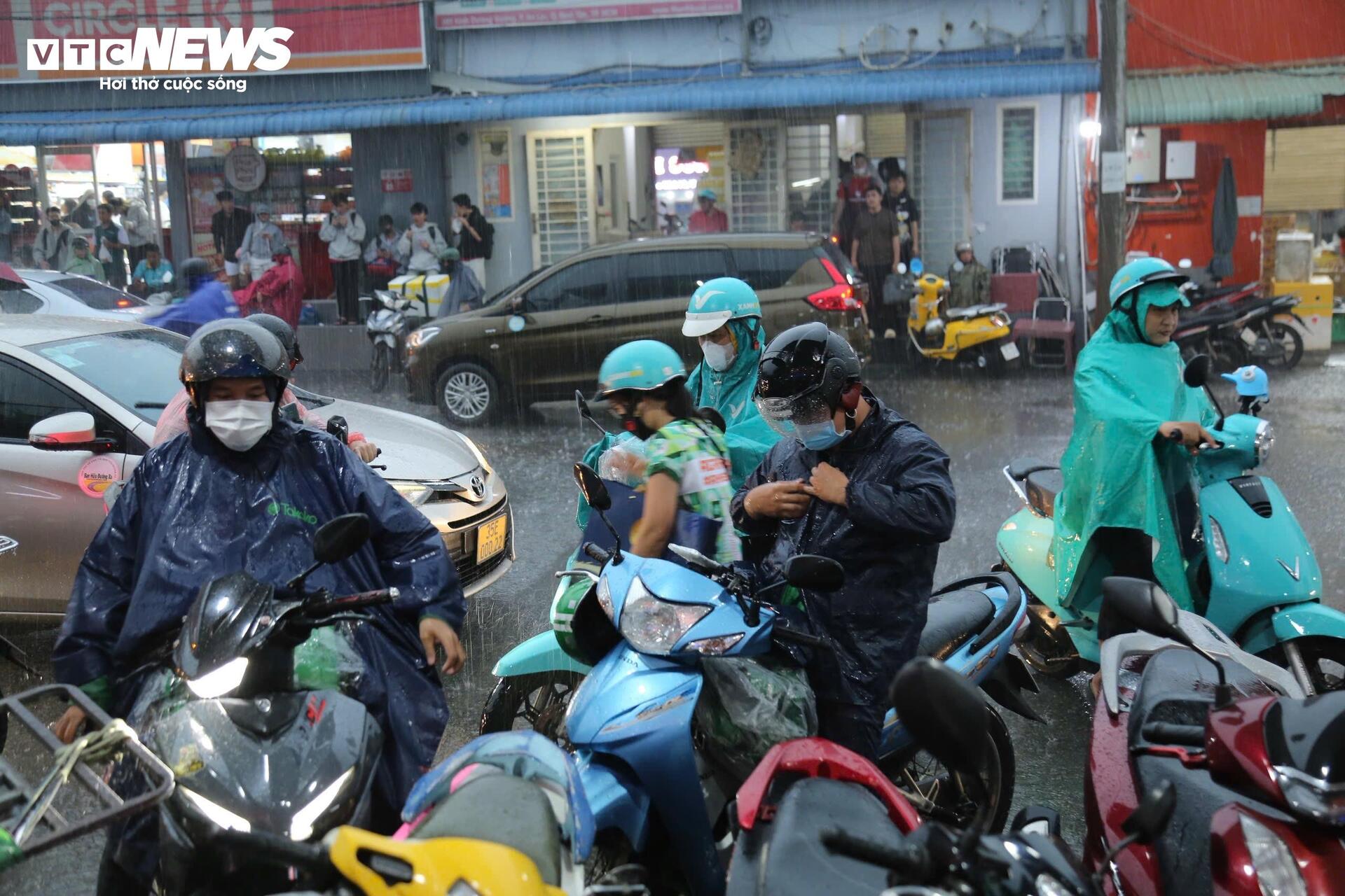 Người dân TP.HCM đội mưa, vật vã qua cửa ngõ kẹt cứng về quê nghỉ lễ 2/9- Ảnh 4.