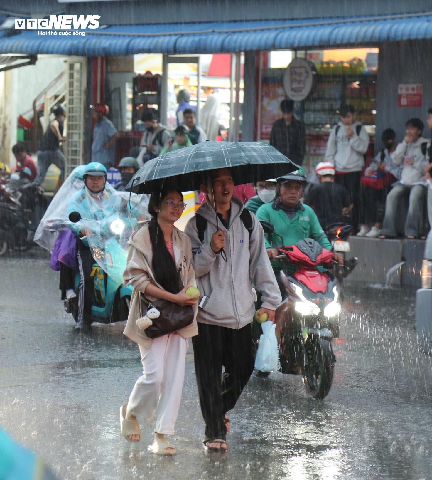 Người dân TP.HCM đội mưa, vật vã qua cửa ngõ kẹt cứng về quê nghỉ lễ 2/9- Ảnh 5.