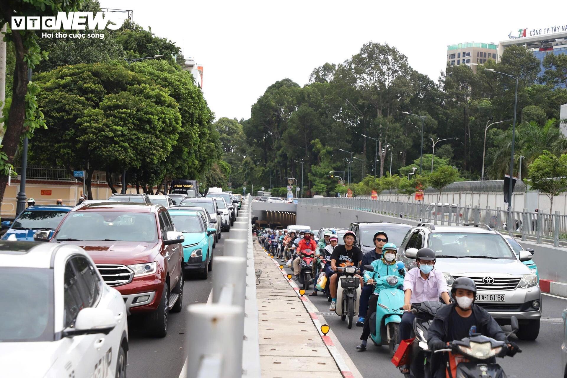 Người dân TP.HCM đội mưa, vật vã qua cửa ngõ kẹt cứng về quê nghỉ lễ 2/9- Ảnh 1.