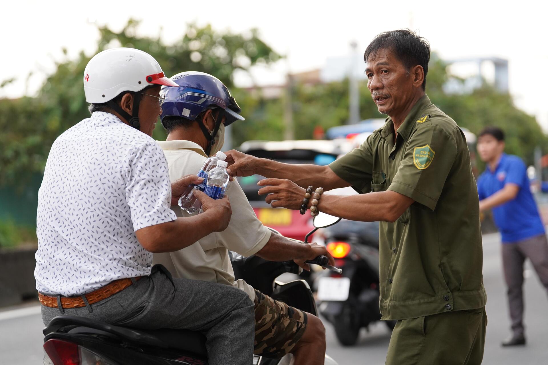 Người dân TP.HCM đội mưa, vật vã qua cửa ngõ kẹt cứng về quê nghỉ lễ 2/9- Ảnh 13.