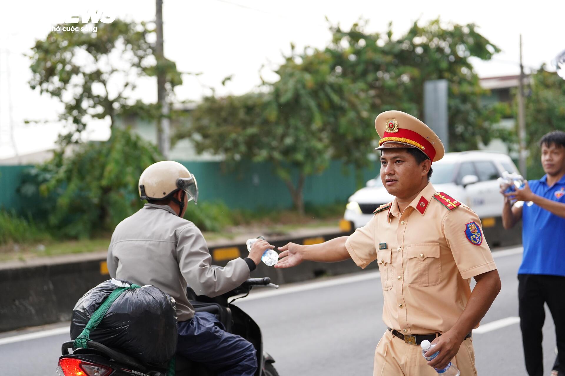 Người dân TP.HCM đội mưa, vật vã qua cửa ngõ kẹt cứng về quê nghỉ lễ 2/9- Ảnh 15.