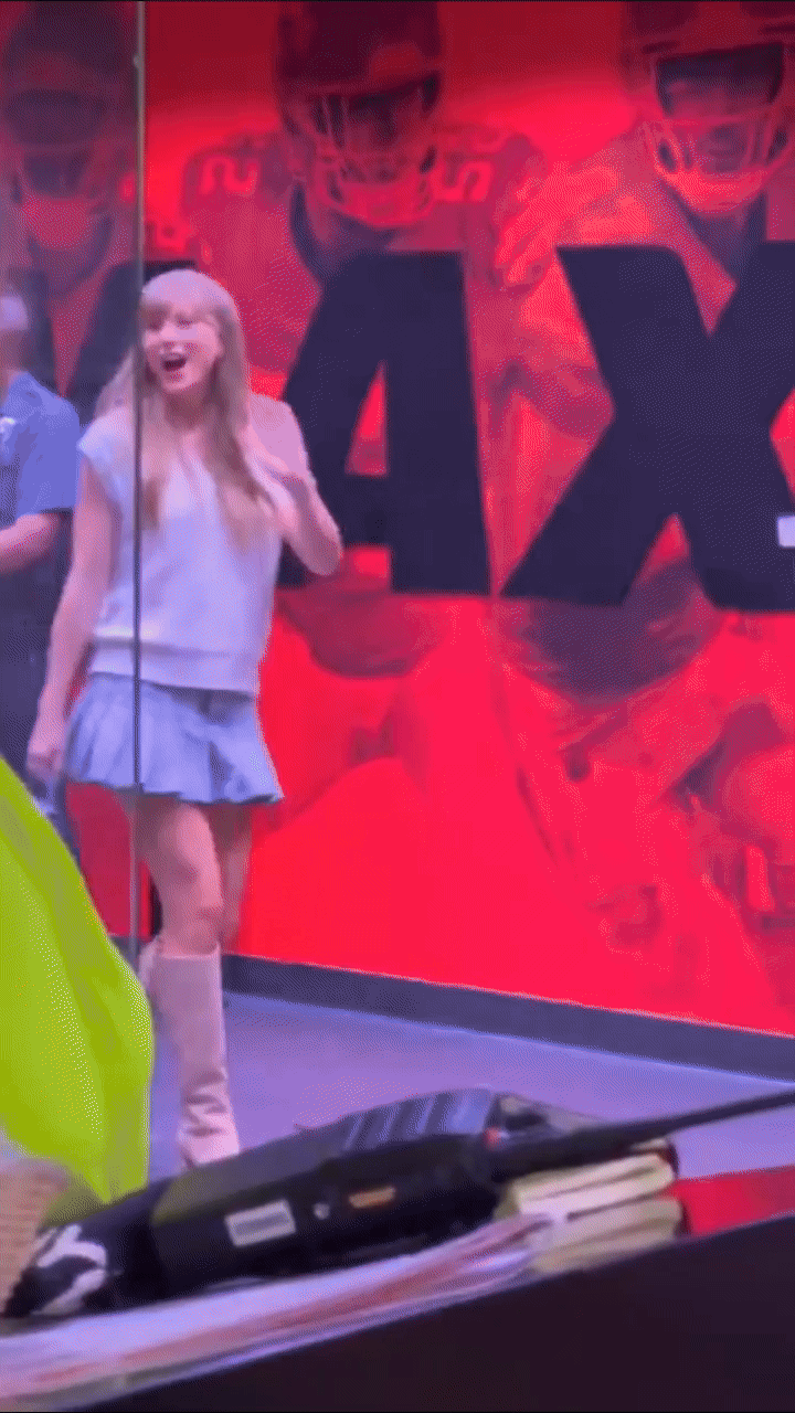 Taylor Swift lộ diện sau ảnh đính hôn: Mặc như nữ sinh, nhẫn khủng xa vạn dặm vẫn bắt sáng- Ảnh 1.