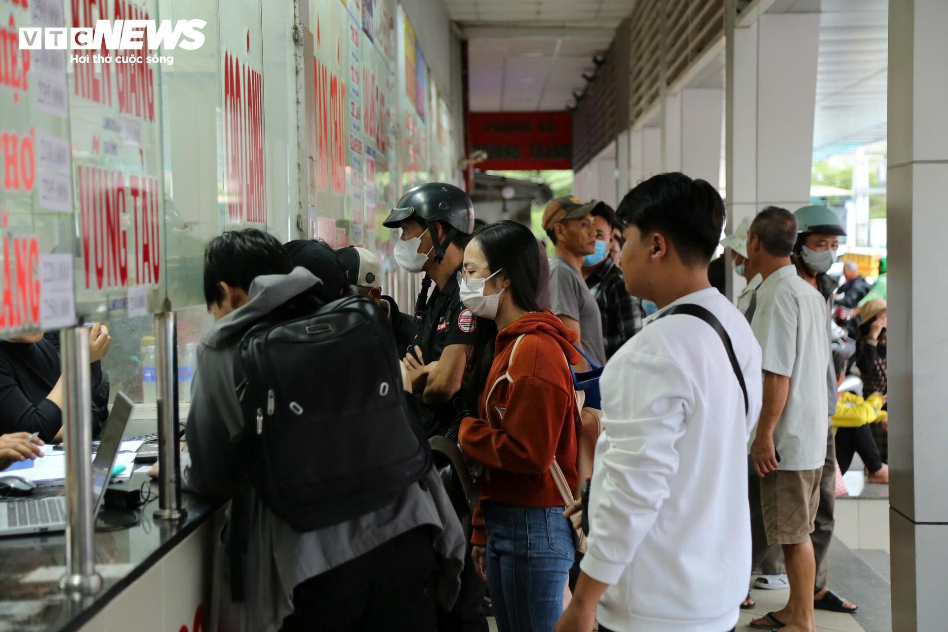 Người dân TP.HCM đội mưa, vật vã qua cửa ngõ kẹt cứng về quê nghỉ lễ 2/9- Ảnh 3.