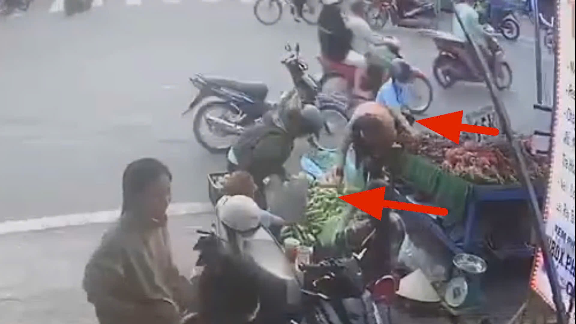 Bức xúc với nhóm phụ nữ chuyên dàn cảnh móc túi ở chợ công nhân- Ảnh 2.