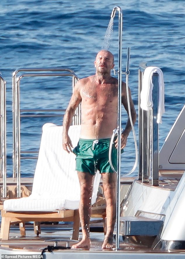 Đỏ mặt với loạt ảnh thân mật của David Beckham và Victoria tuổi 50 bị paparazzi Đỏ mặt với loạt ảnh thân mật của David Beckham và Victoria tuổi 50 bị paparazzi