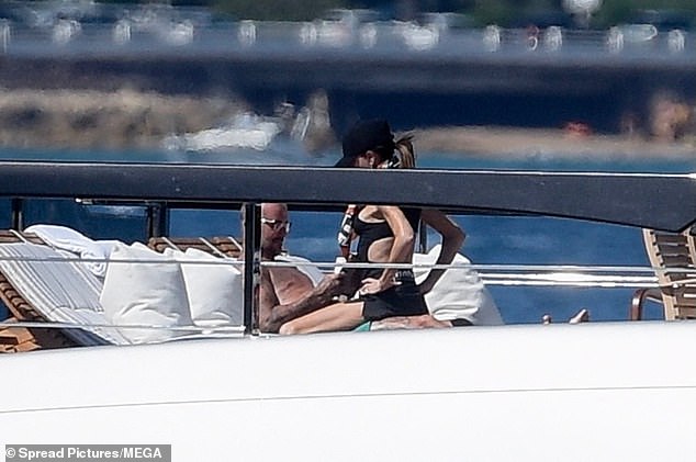 Đỏ mặt với loạt ảnh thân mật của David Beckham và Victoria tuổi 50 bị paparazzi Đỏ mặt với loạt ảnh thân mật của David Beckham và Victoria tuổi 50 bị paparazzi