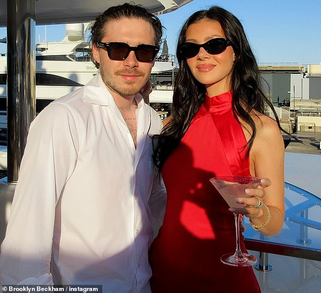 Đỏ mặt với loạt ảnh thân mật của David Beckham và Victoria tuổi 50 bị paparazzi Đỏ mặt với loạt ảnh thân mật của David Beckham và Victoria tuổi 50 bị paparazzi