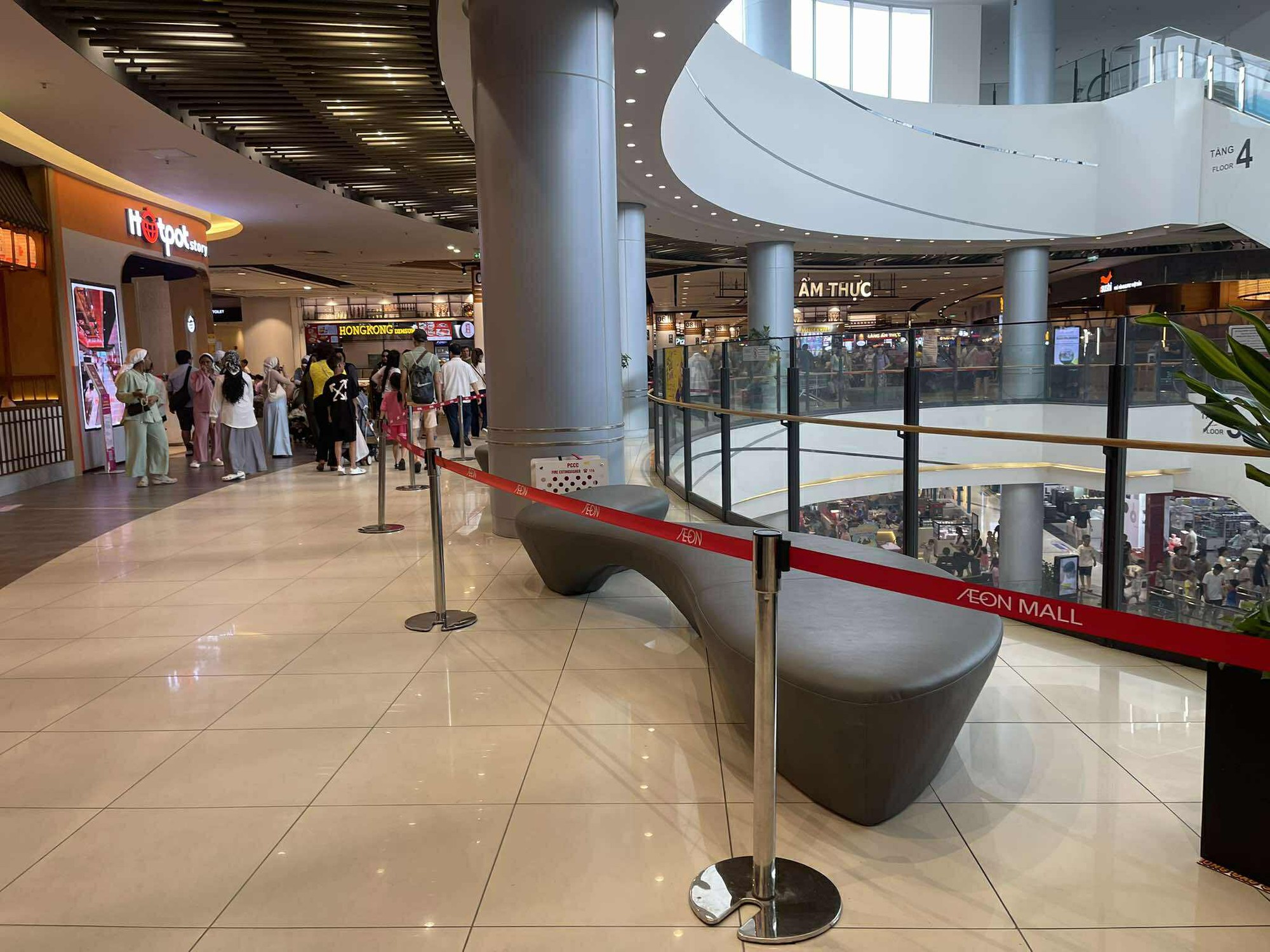 Không khí tại TTTM Aeon Mall Long Biên sau vụ người đàn ông rơi từ tầng 4, nhân chứng nói gì?- Ảnh 7.