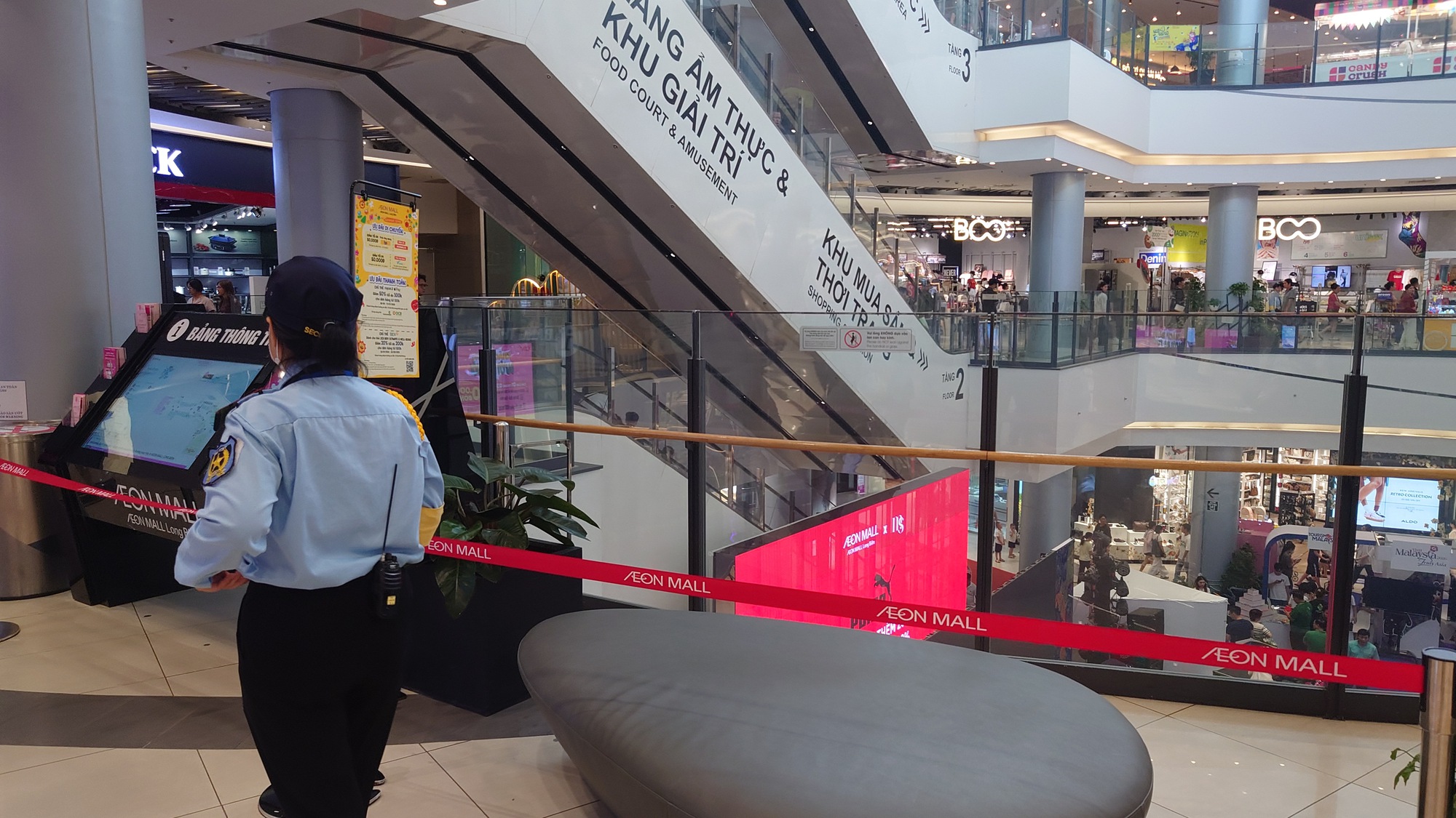 Không khí tại TTTM Aeon Mall Long Biên sau vụ người đàn ông rơi từ tầng 4, nhân chứng nói gì?- Ảnh 9.