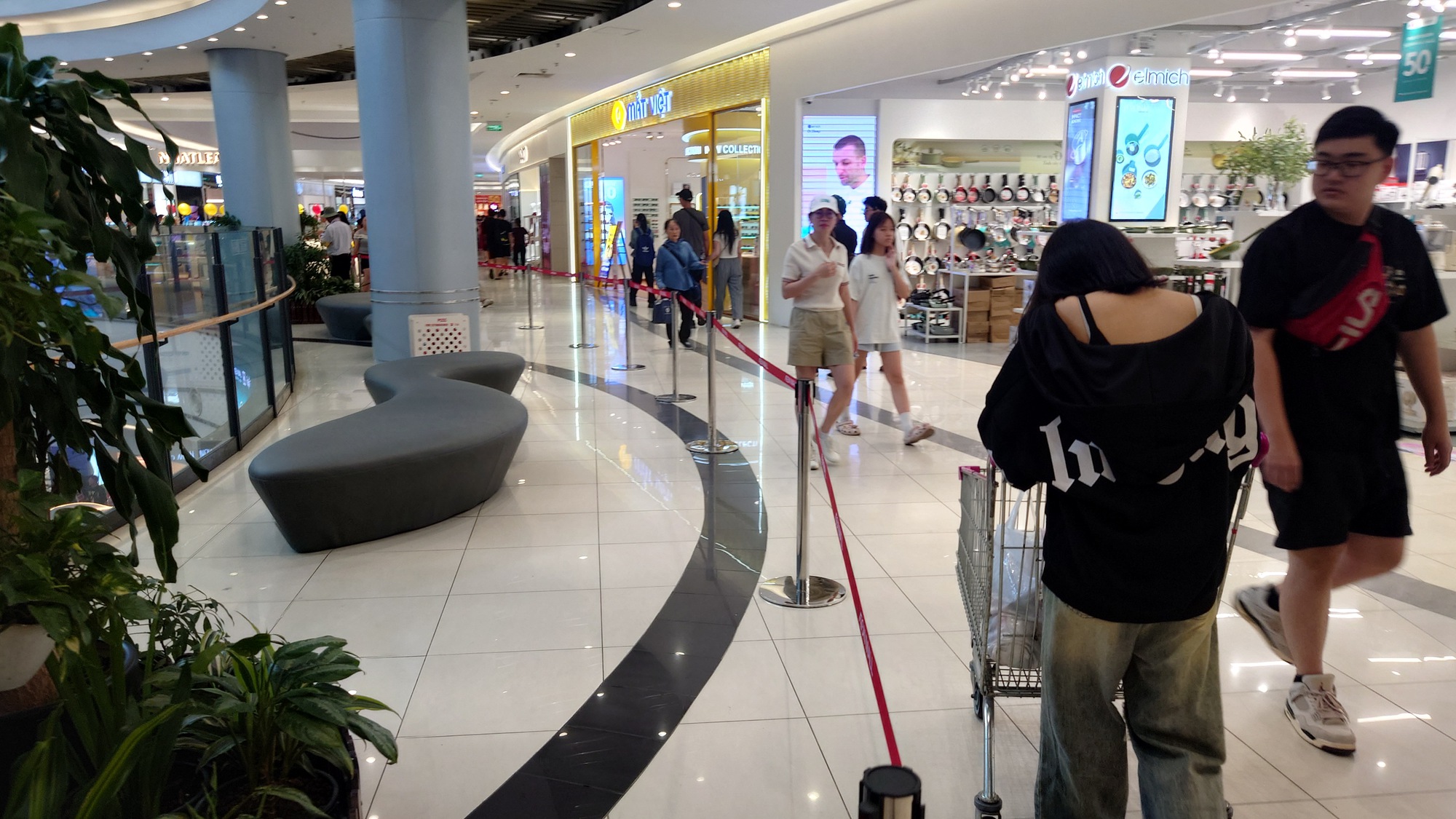 Không khí tại TTTM Aeon Mall Long Biên sau vụ người đàn ông rơi từ tầng 4, nhân chứng nói gì?- Ảnh 8.