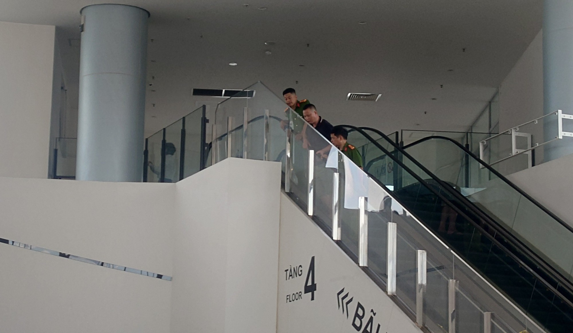Không khí tại TTTM Aeon Mall Long Biên sau vụ người đàn ông rơi từ tầng 4, nhân chứng nói gì?- Ảnh 3.