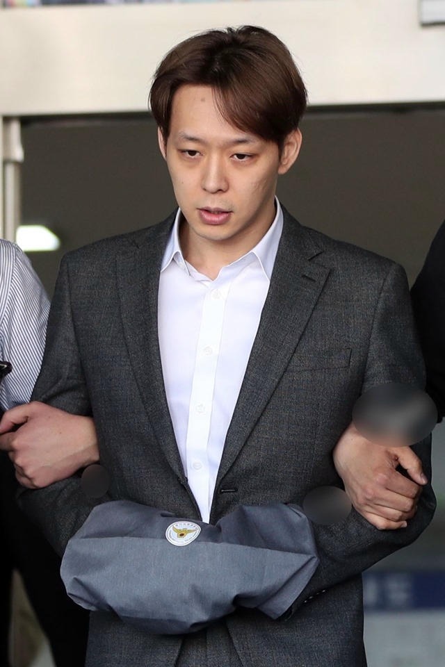 Park Yoochun tái xuất với ngoại hình gây hoảng hốt: 