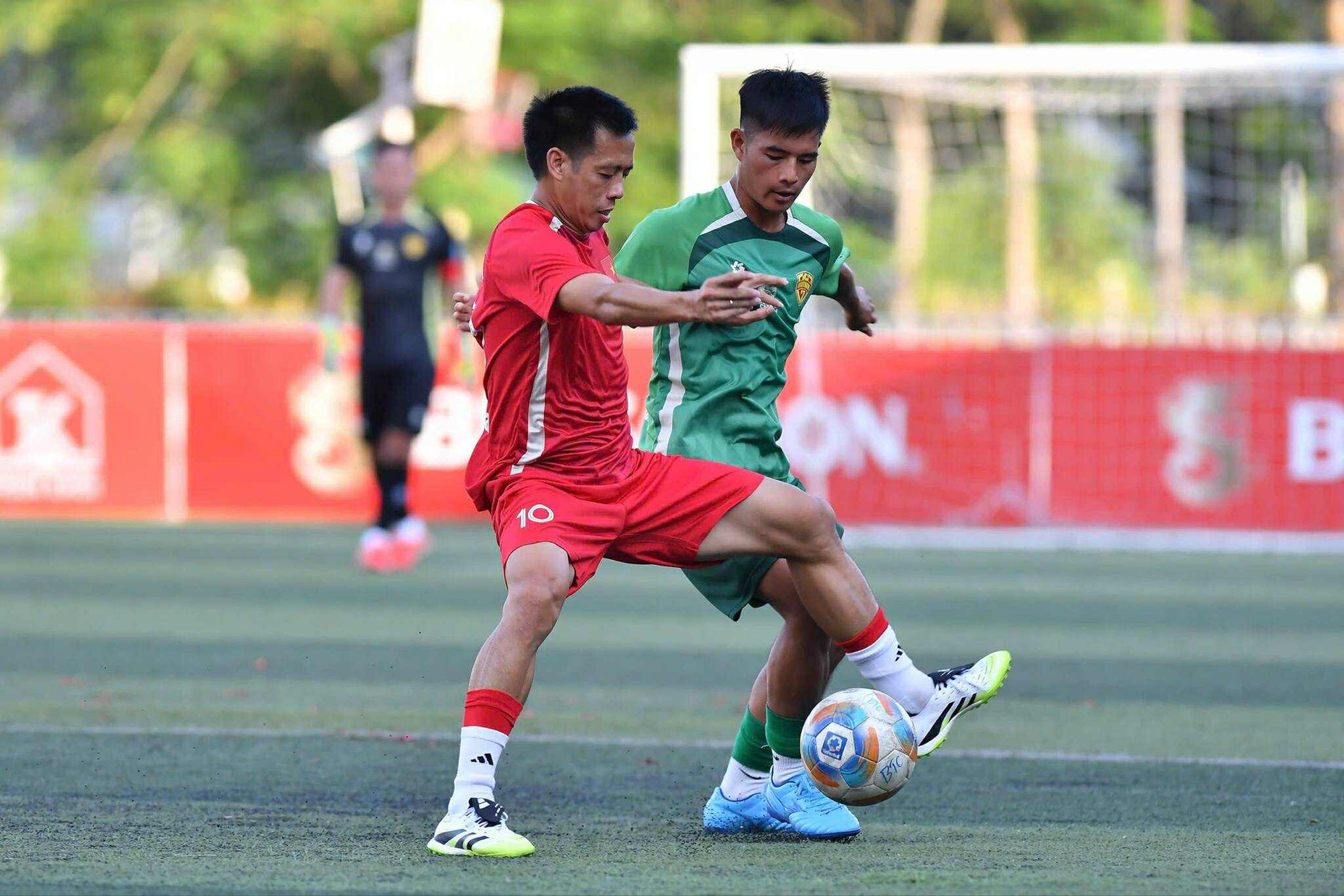 Tiến Linh, Duy Mạnh bị các ngôi sao sân phủi cầm hoà- Ảnh 4. Tiến Linh, Duy Mạnh bị các ngôi sao sân phủi cầm hoà- Ảnh 4.