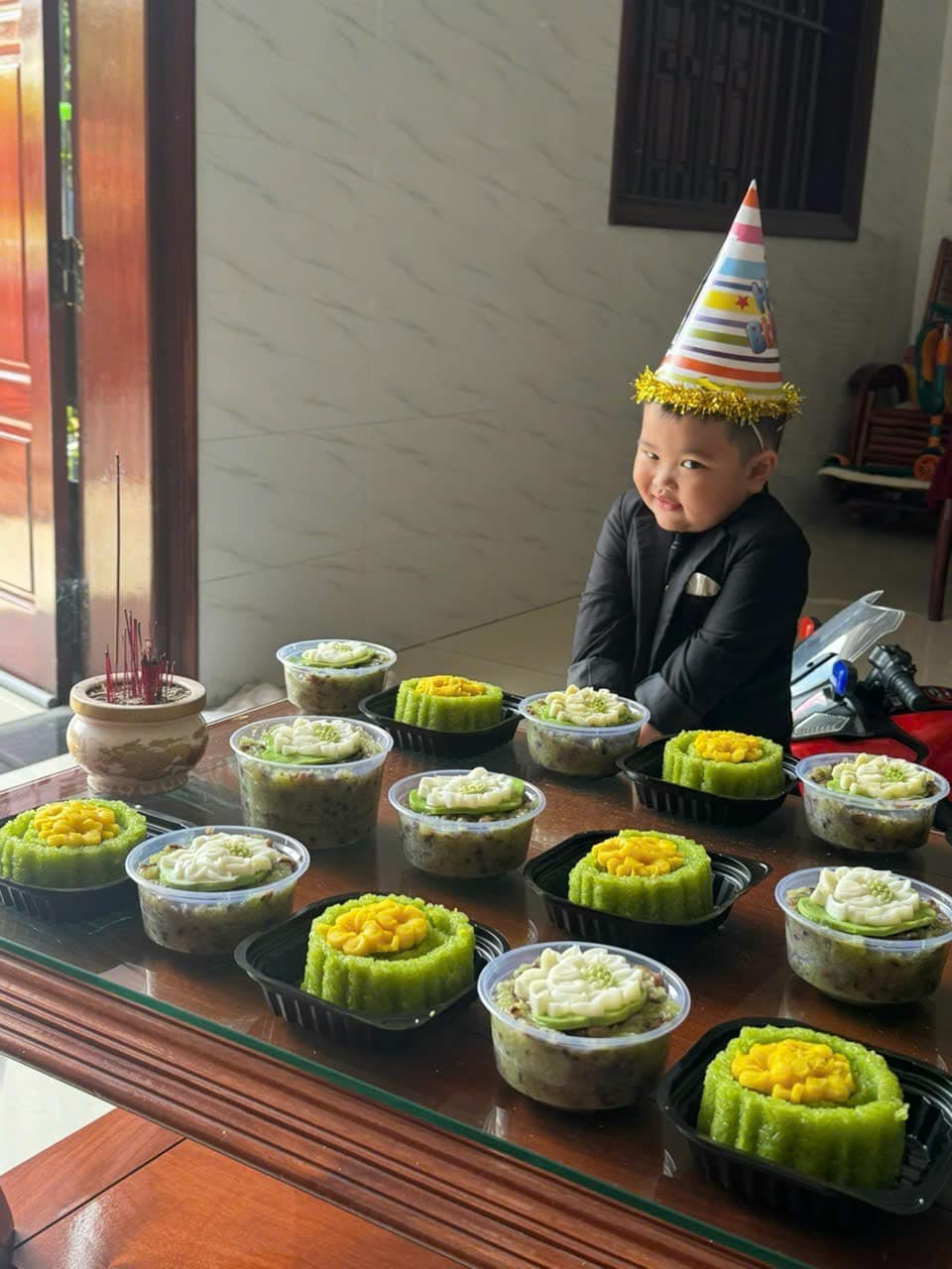 Lê Dương Bảo Lâm tổ chức sinh nhật cho quý tử, nhìn biểu cảm hài hước của cậu út ai cũng thấy đáng yêu- Ảnh 1.