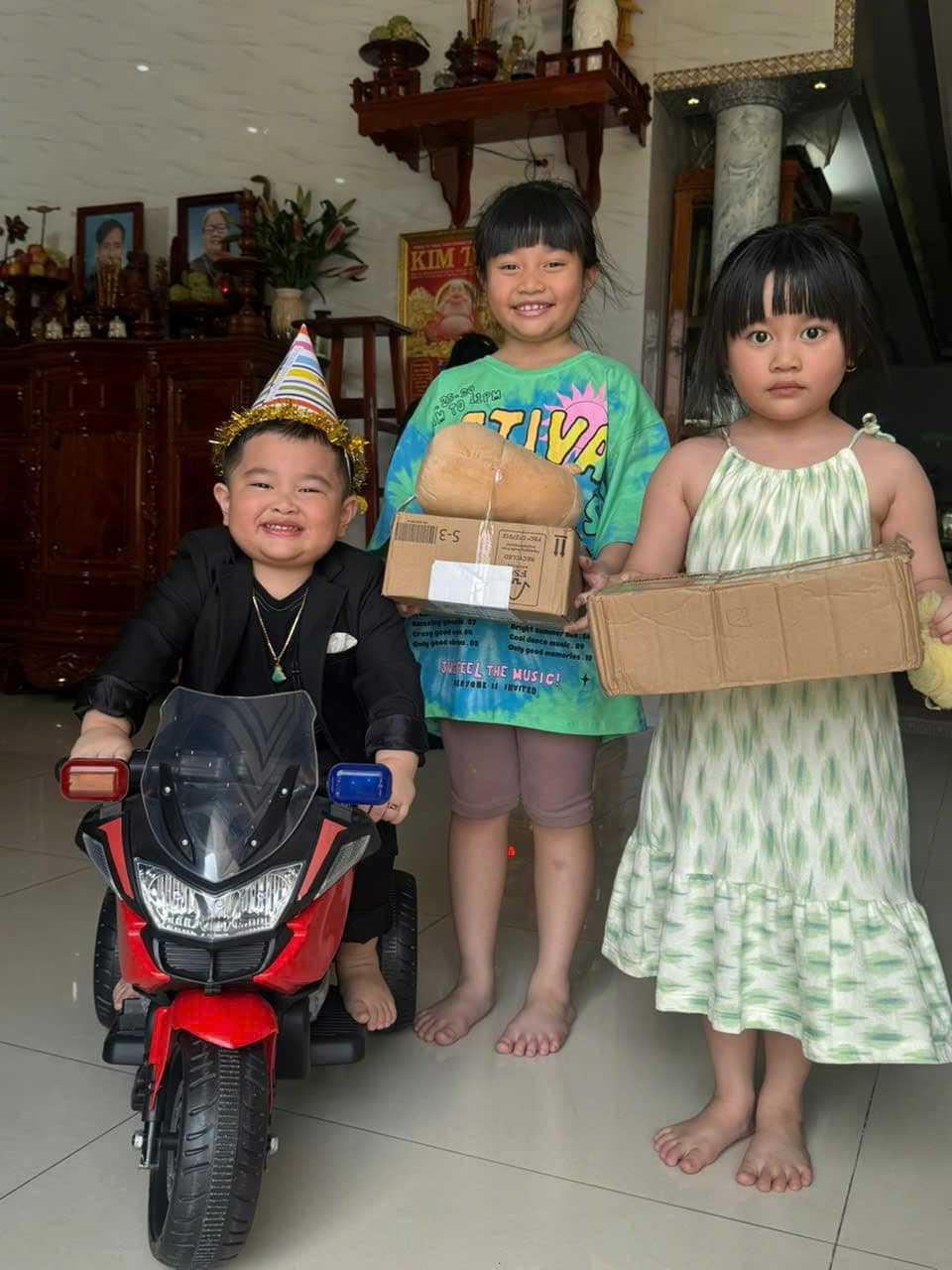 Lê Dương Bảo Lâm tổ chức sinh nhật cho quý tử, nhìn biểu cảm hài hước của cậu út ai cũng thấy đáng yêu- Ảnh 4.