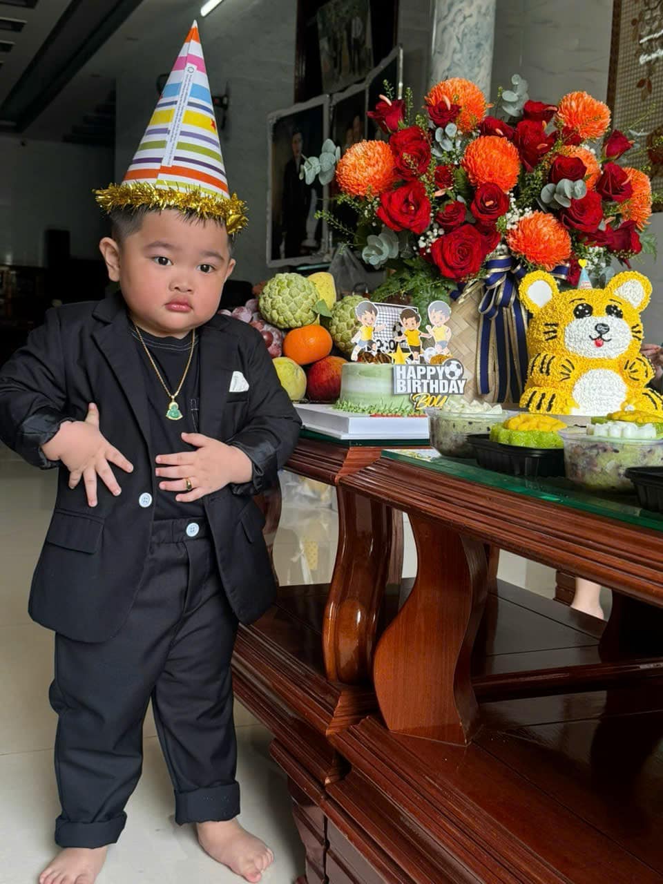 Lê Dương Bảo Lâm tổ chức sinh nhật cho quý tử, nhìn biểu cảm hài hước của cậu út ai cũng thấy đáng yêu- Ảnh 2.