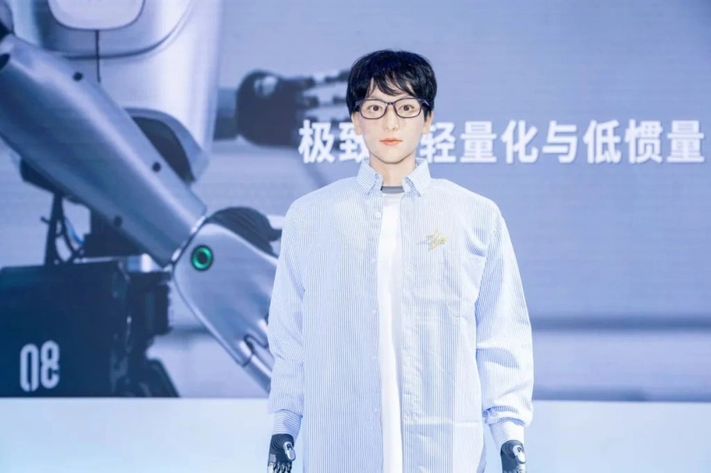 Trung Quốc cho robot đi học tiến sĩ nghệ thuật, được khen đẹp trai, nếu học không xong bị cho vào bảo tàng- Ảnh 4.