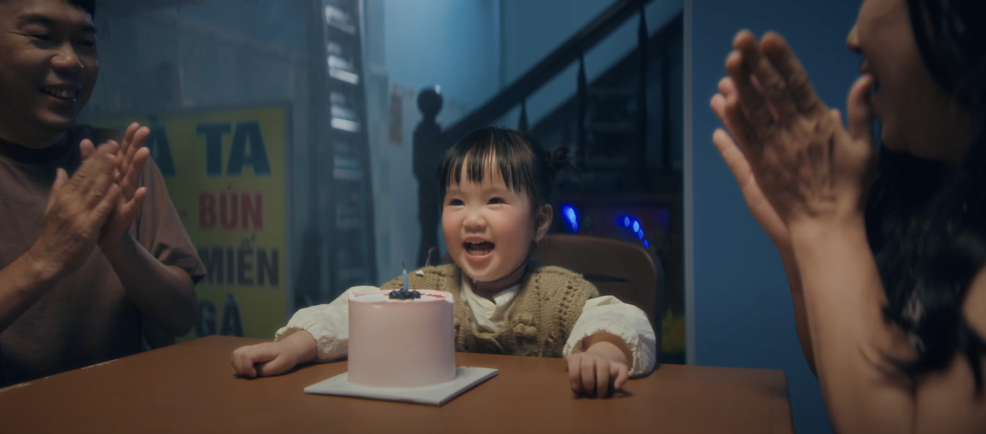 1 Em Xinh bị loại đem cả quán cơm gà lên MV debut, khoảnh khắc khiến dân tình 