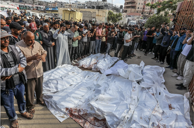 Cậu bé Gaza đi bộ 12km để nhận đồ cứu trợ, hôn tay cảm ơn nhưng bị bắn tử vong ngay sau đó- Ảnh 3. Cậu bé Gaza đi bộ 12km để nhận đồ cứu trợ, hôn tay cảm ơn nhưng bị bắn tử vong ngay sau đó- Ảnh 3.