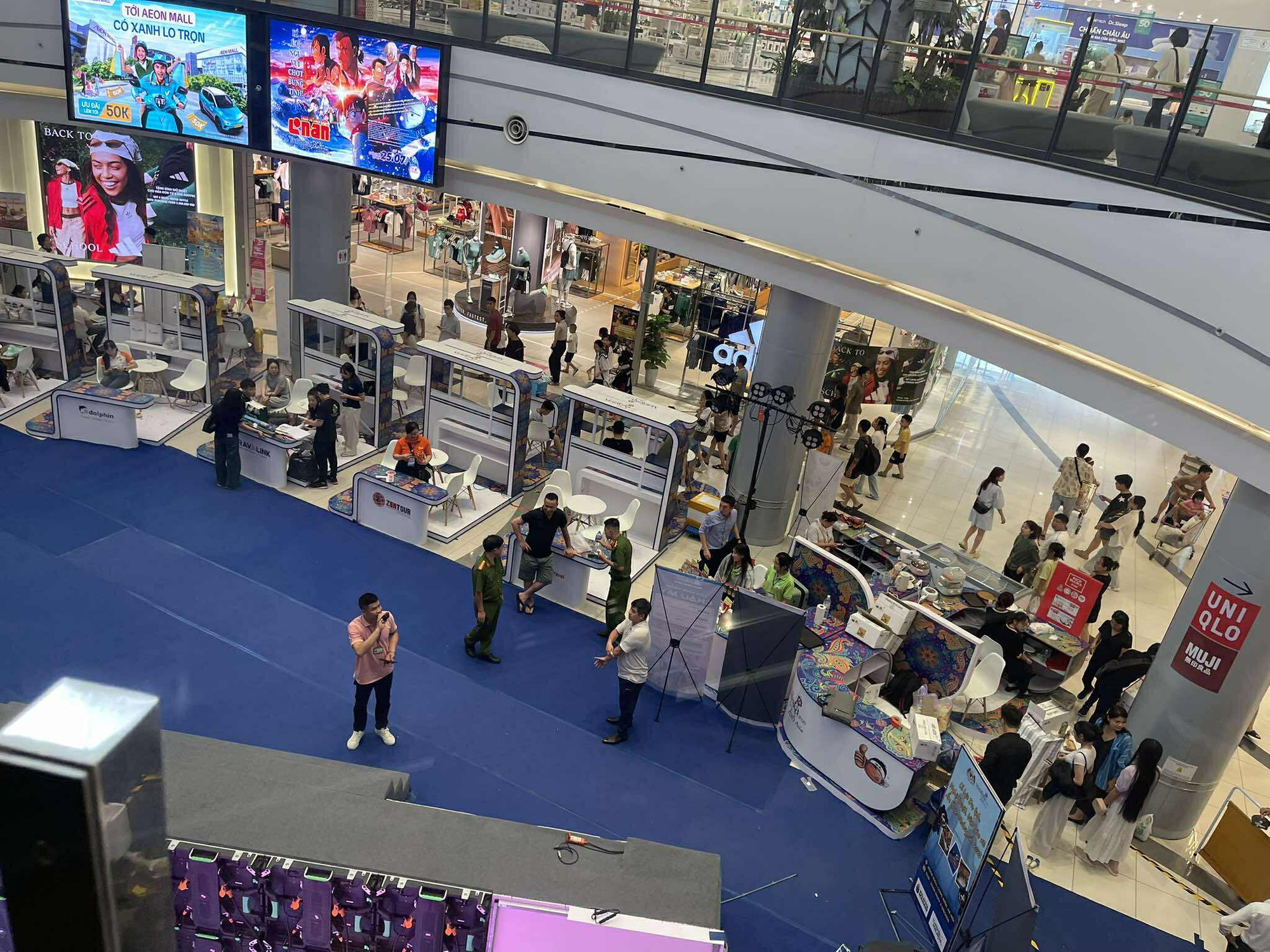 Không khí tại TTTM Aeon Mall Long Biên sau vụ người đàn ông rơi từ tầng 4, nhân chứng nói gì?- Ảnh 2.