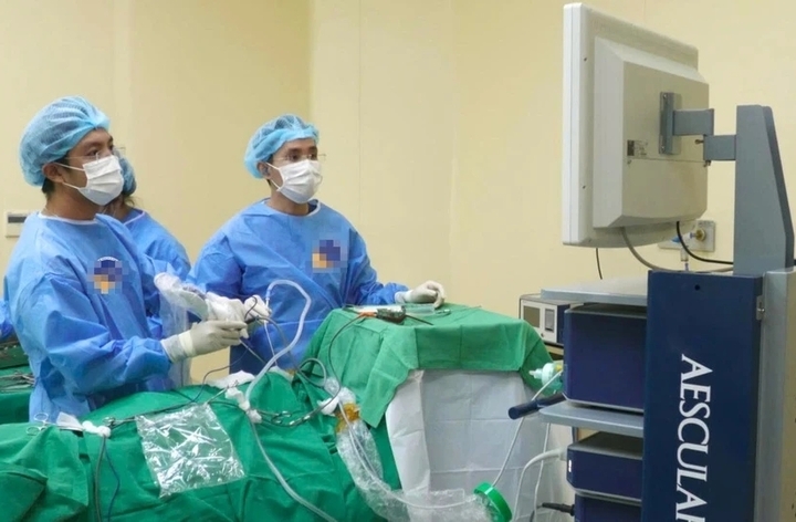 Nhìn mờ và đau đầu triền miên, cô gái không ngờ 'thủ phạm' trong não- Ảnh 1.