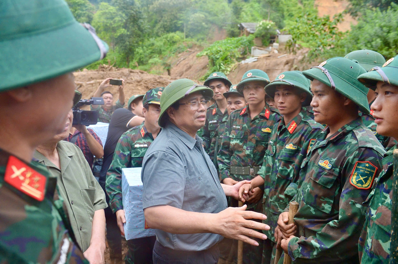 Thủ tướng tới điểm nóng mưa lũ Điện Biên, trực tiếp chỉ đạo khắc phục hậu quả- Ảnh 8.