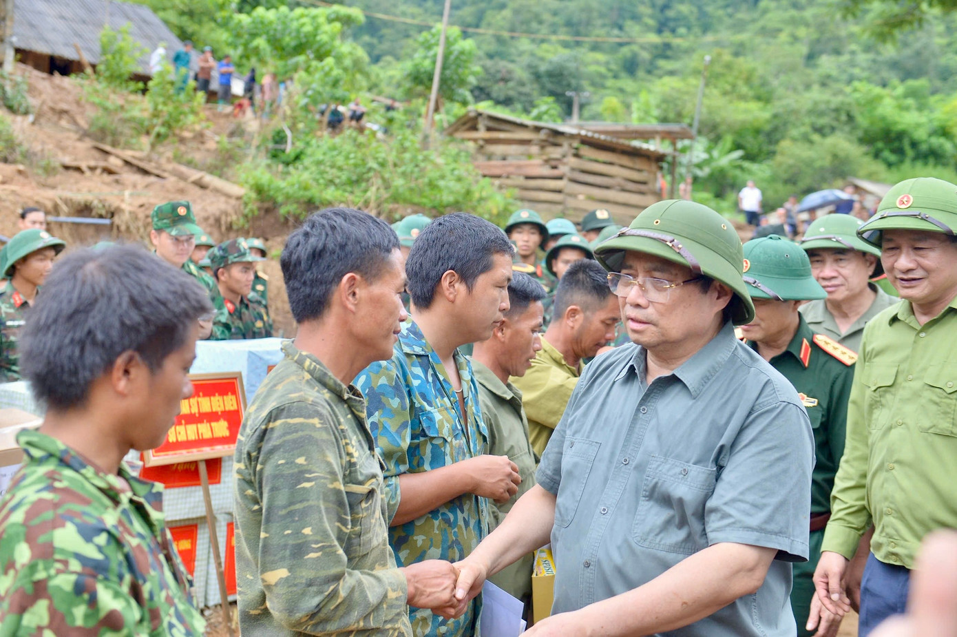 Thủ tướng tới điểm nóng mưa lũ Điện Biên, trực tiếp chỉ đạo khắc phục hậu quả- Ảnh 9.