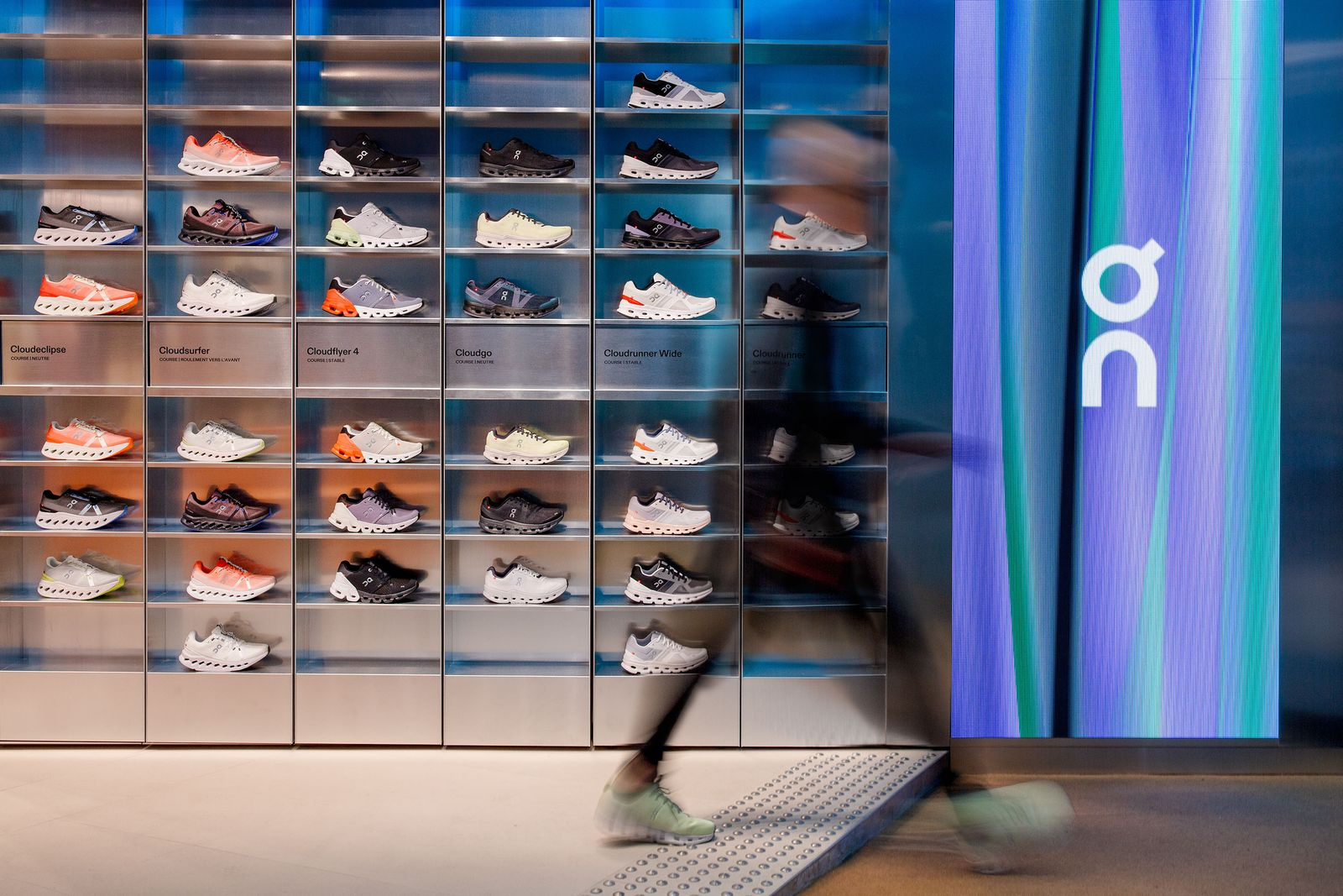ON - Từ thất bại khi đòi gắn “ống nước” vào giày Nike, giờ sắp vượt mặt Nike tới nơi- Ảnh 1. ON - Từ thất bại khi đòi gắn “ống nước” vào giày Nike, giờ sắp vượt mặt Nike tới nơi- Ảnh 1.