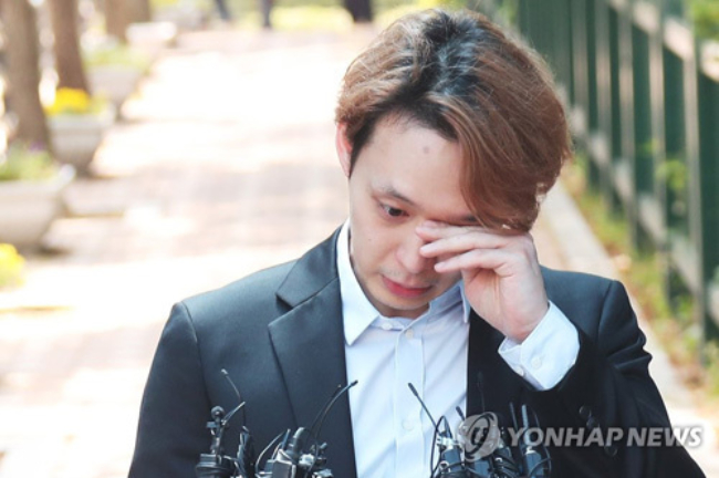 Park Yoochun tái xuất với ngoại hình gây hoảng hốt: 
