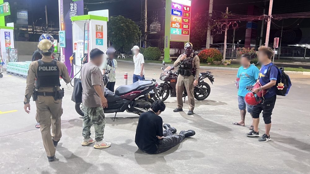 Rùng mình nam ca sĩ 8X bất ngờ bị đâm vào mặt ngay tại trạm xăng- Ảnh 2. Rùng mình nam ca sĩ 8X bất ngờ bị đâm vào mặt ngay tại trạm xăng- Ảnh 2.