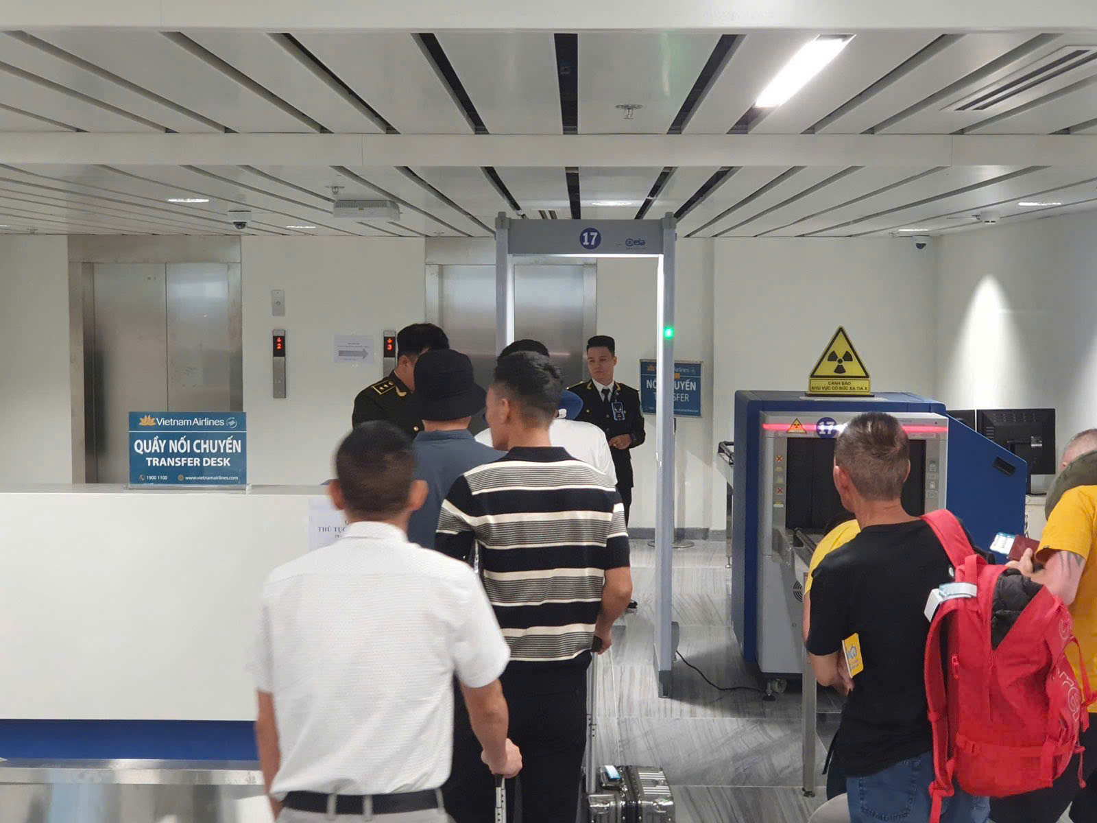 "Các sân bay ở châu Âu, không ai phải cởi giày, tháo dép cả"- Ảnh 2.