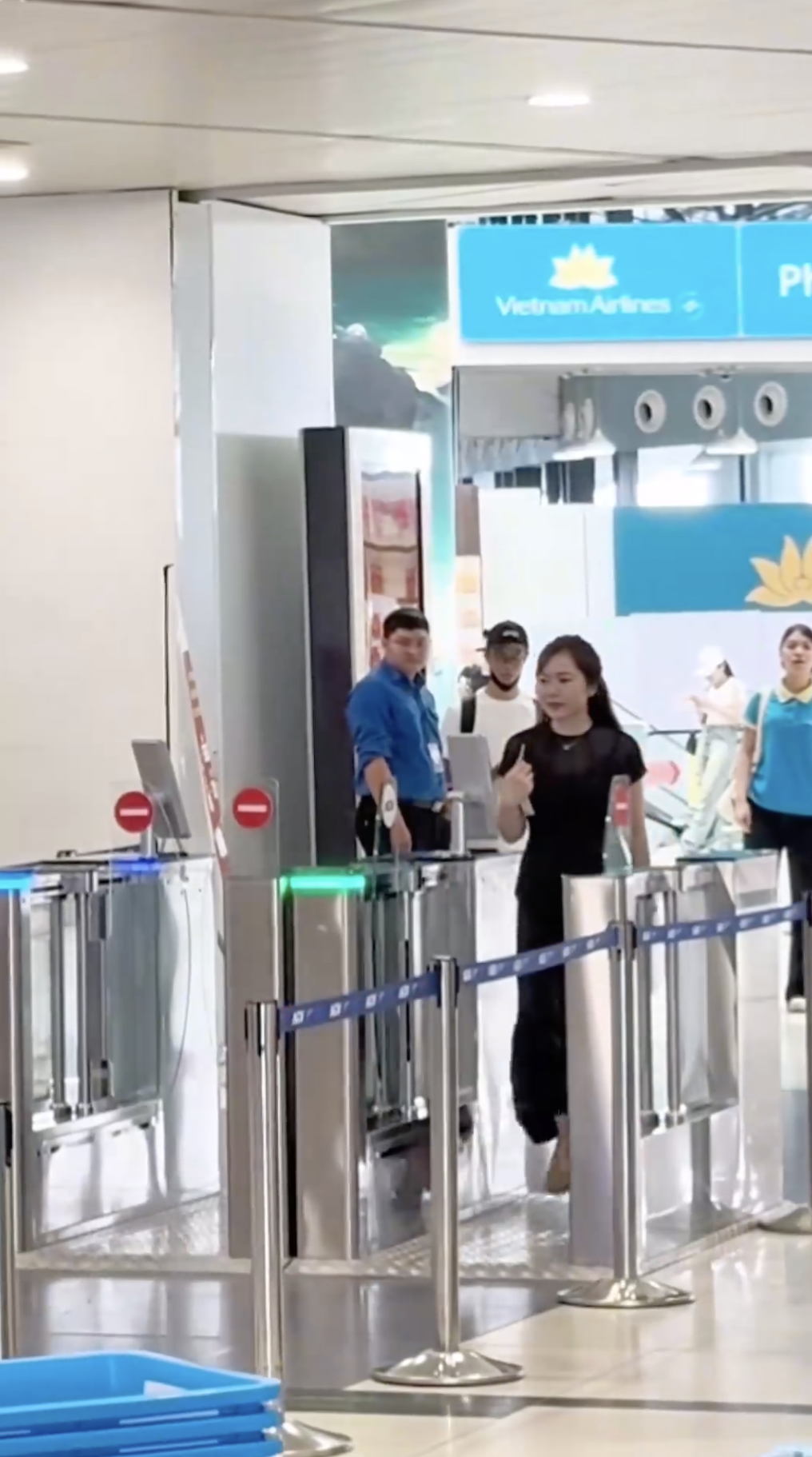 Lối đi VIP như hạng thương gia mà không phải người Việt nào cũng biết khi check-in tại sân bay Tân Sơn Nhất, Nội Bài- Ảnh 10.