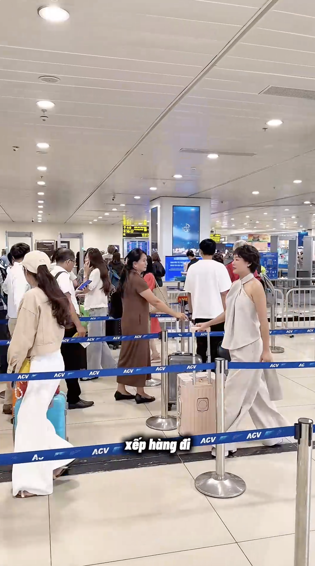 Lối đi VIP như hạng thương gia mà không phải người Việt nào cũng biết khi check-in tại sân bay Tân Sơn Nhất, Nội Bài- Ảnh 1.