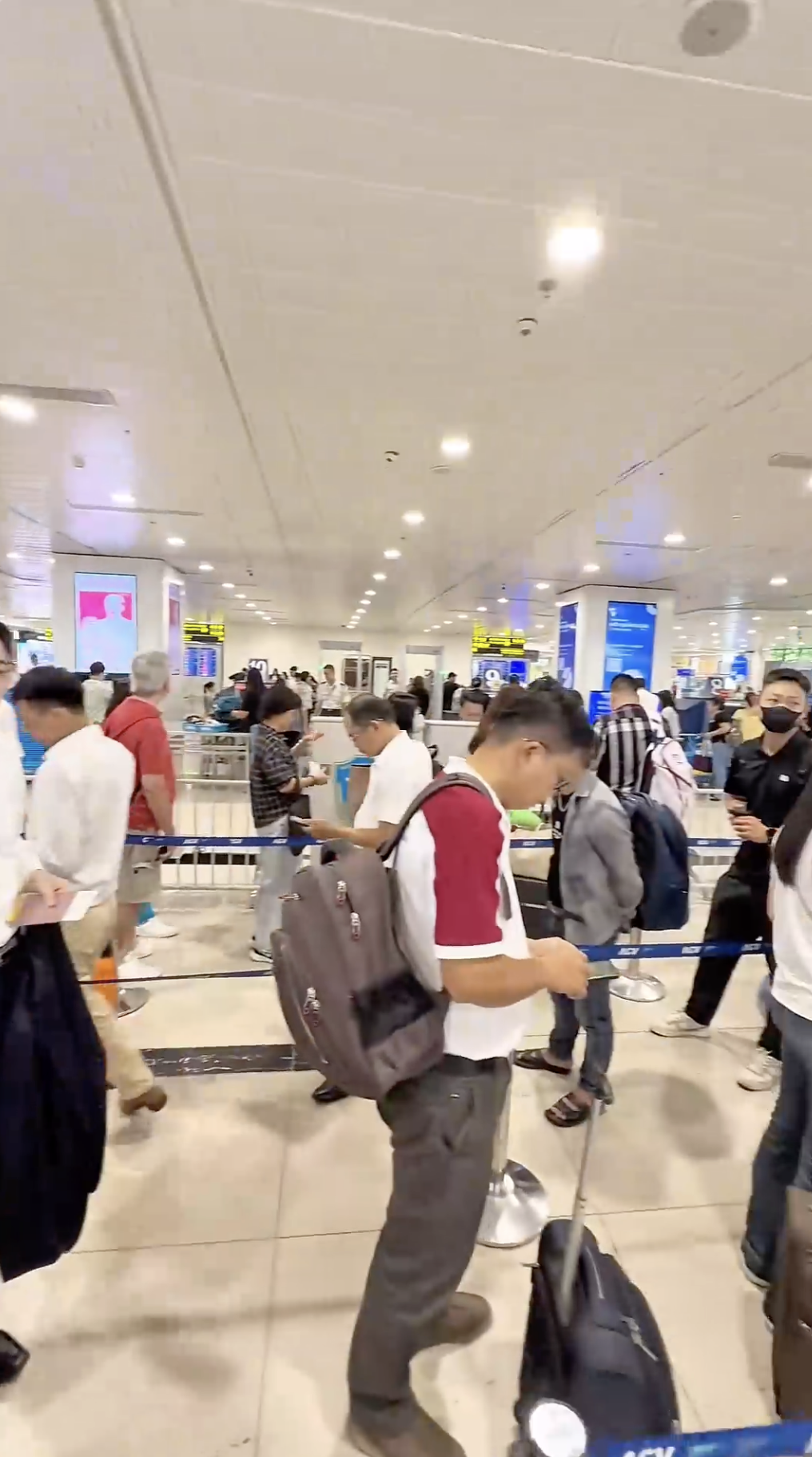 Lối đi VIP như hạng thương gia mà không phải người Việt nào cũng biết khi check-in tại sân bay Tân Sơn Nhất, Nội Bài- Ảnh 2.