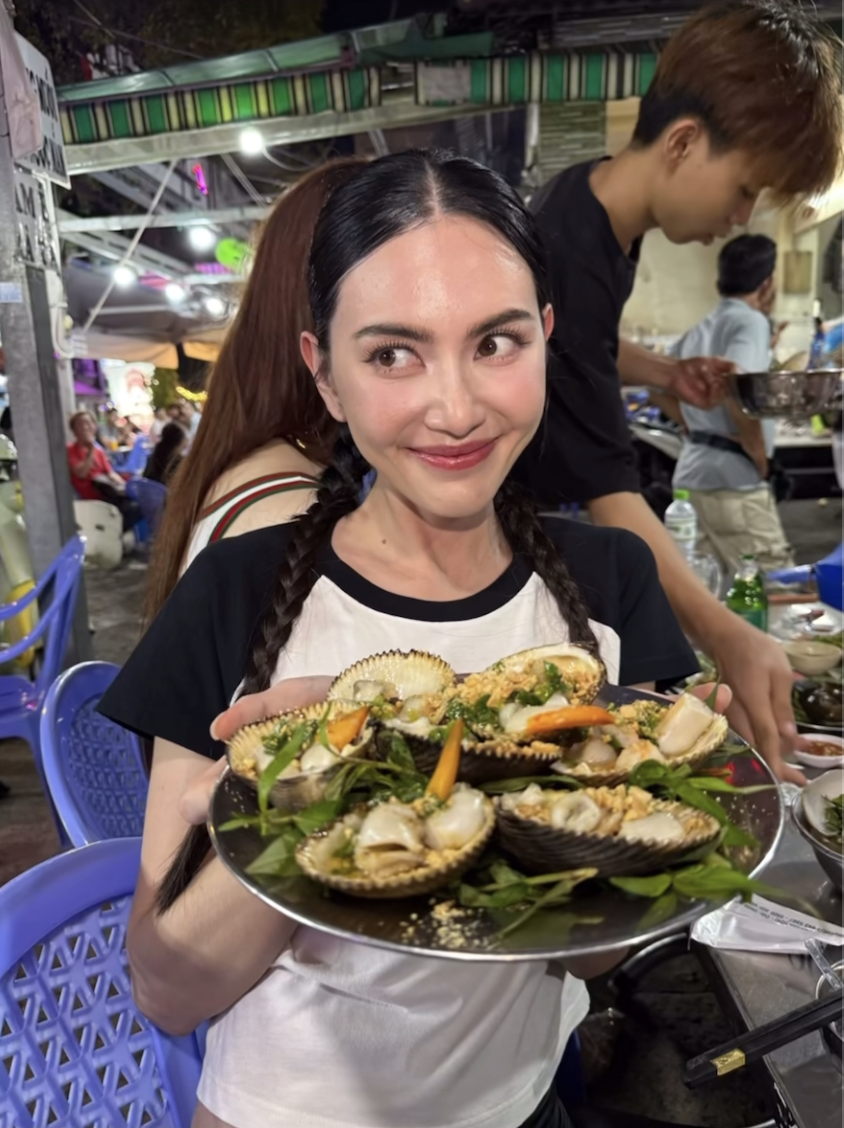 “Ma nữ” đẹp nhất Thái Lan có biểu cảm lạ khi lần đầu ăn món ốc của Việt Nam- Ảnh 3.
