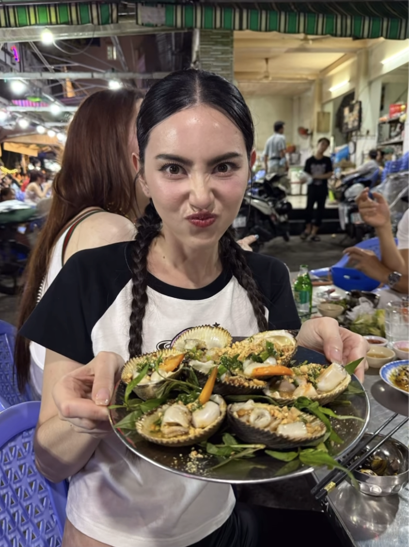 “Ma nữ” đẹp nhất Thái Lan có biểu cảm lạ khi lần đầu ăn món ốc của Việt Nam- Ảnh 4.