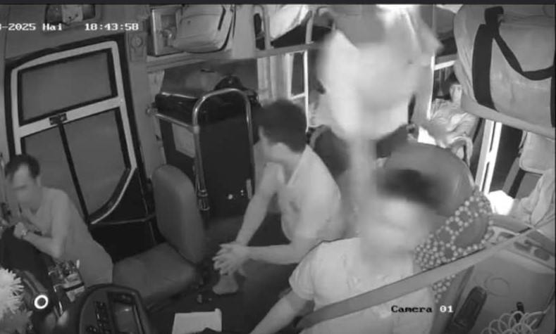 VIDEO: Hành khách tát mạnh vào mặt tài xế khi xe khách đang chạy- Ảnh 1.