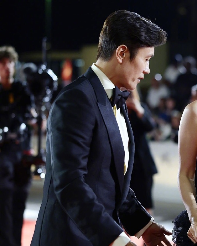 Son Ye Jin đổ bộ thảm đỏ LHP Venice: Visual bị 