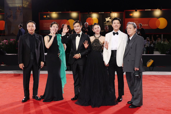 Son Ye Jin đổ bộ thảm đỏ LHP Venice: Visual bị 