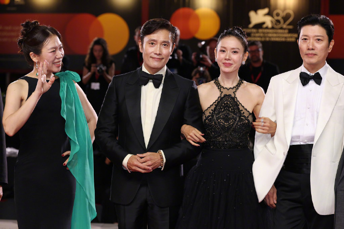 Son Ye Jin đổ bộ thảm đỏ LHP Venice: Visual bị 
