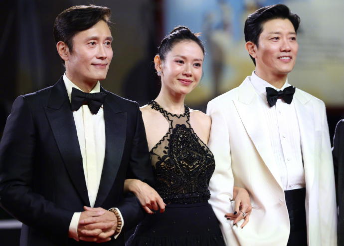 Son Ye Jin đổ bộ thảm đỏ LHP Venice: Visual bị 